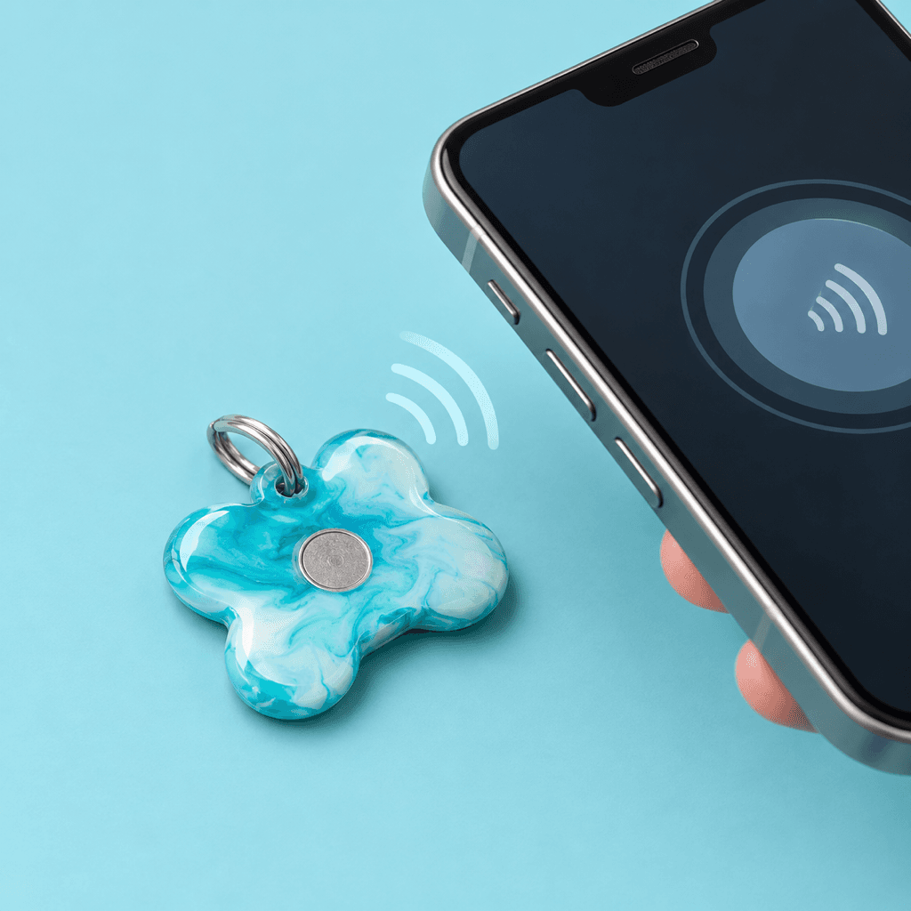 Celular acercándose al chip NFC de una placa